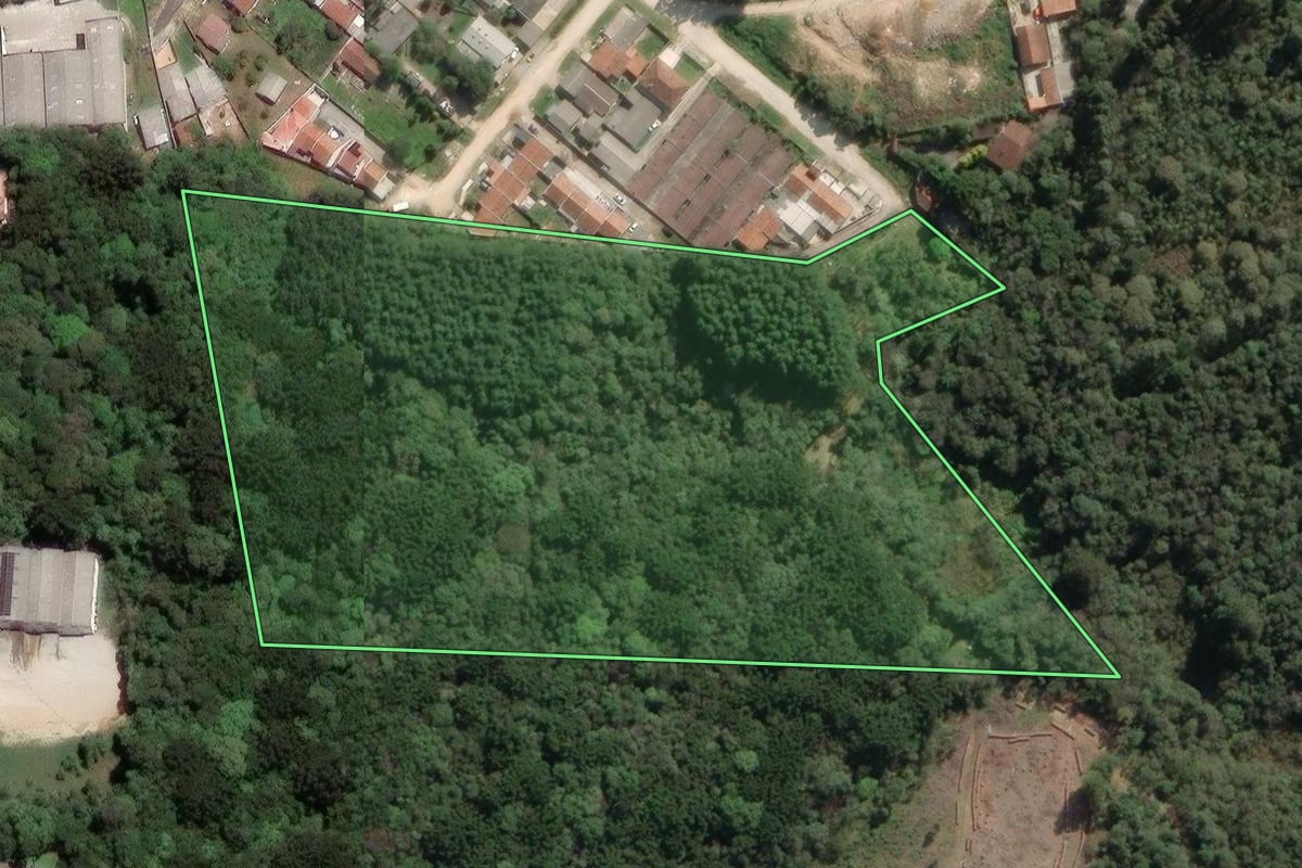 Imagem de satélite do imóvel rural em Colombo (PR), com o contorno declarado no CAR desenhado por cima.