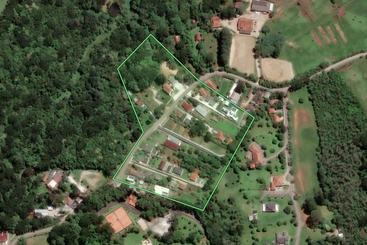Imagem de satélite do imóvel rural em Colombo (PR), com o contorno declarado no CAR desenhado por cima.