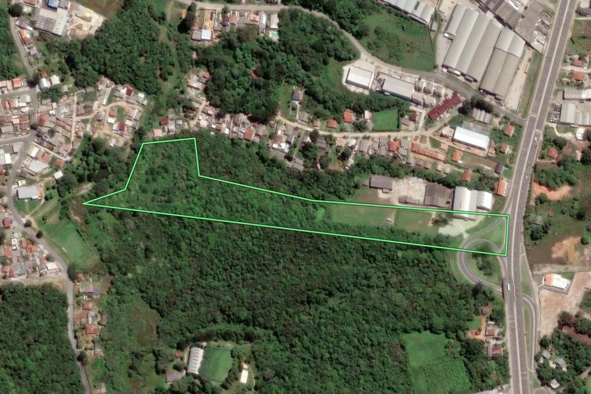 Imagem de satélite do imóvel rural em Colombo (PR), com o contorno declarado no CAR desenhado por cima.