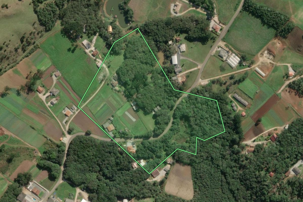 Imagem de satélite do imóvel rural em Colombo (PR), com o contorno declarado no CAR desenhado por cima.