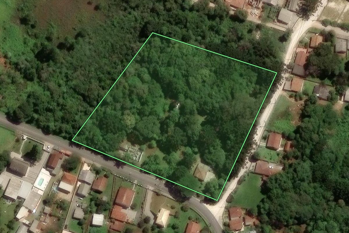 Imagem de satélite do imóvel rural em Colombo (PR), com o contorno declarado no CAR desenhado por cima.