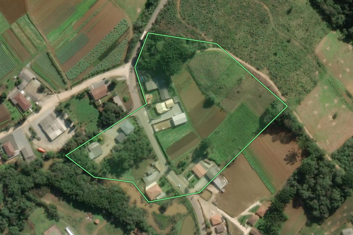 Imagem de satélite do imóvel rural em Colombo (PR), com o contorno declarado no CAR desenhado por cima.