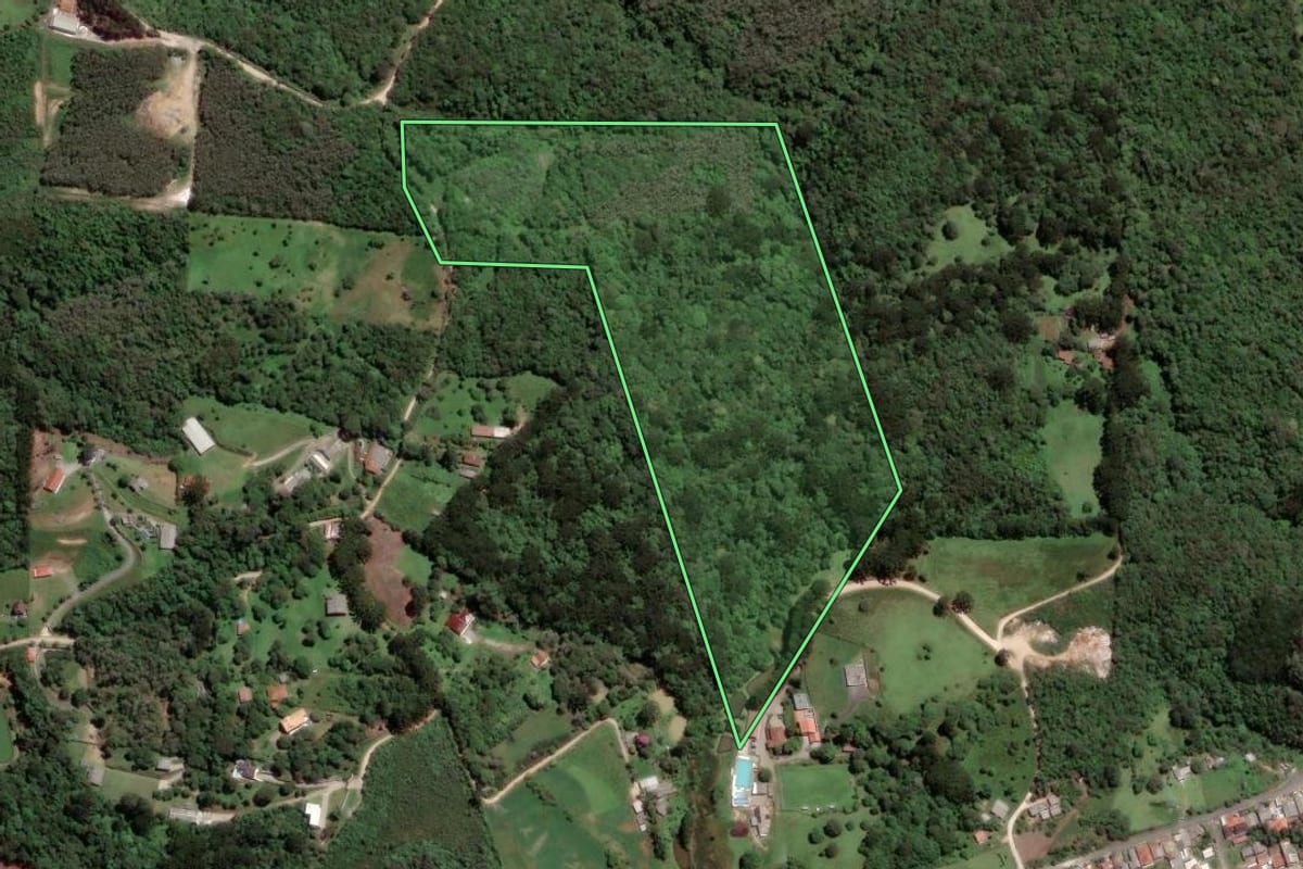 Imagem de satélite do imóvel rural em Colombo (PR), com o contorno declarado no CAR desenhado por cima.
