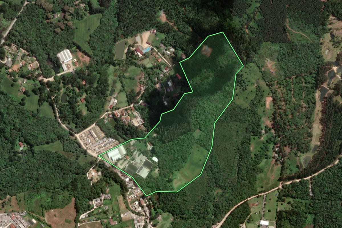 Imagem de satélite do imóvel rural em Colombo (PR), com o contorno declarado no CAR desenhado por cima.