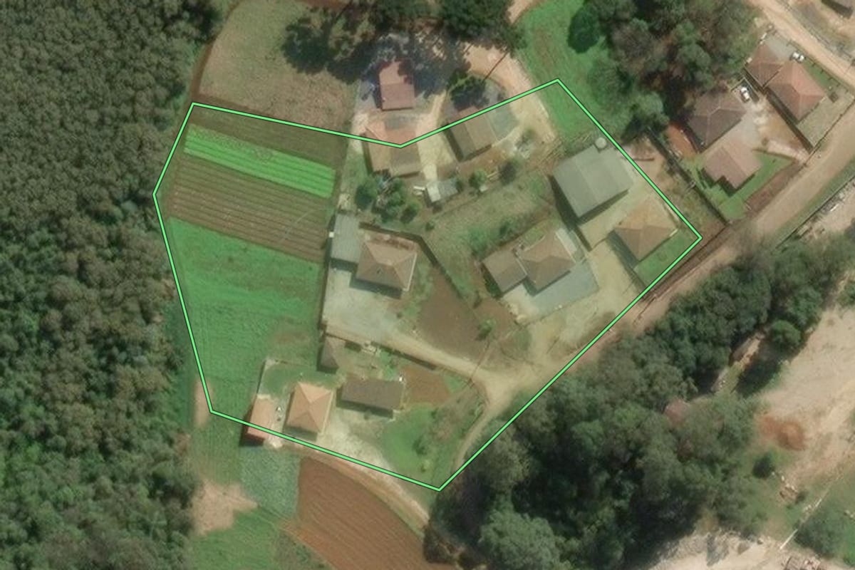 Imagem de satélite do imóvel rural em Colombo (PR), com o contorno declarado no CAR desenhado por cima.