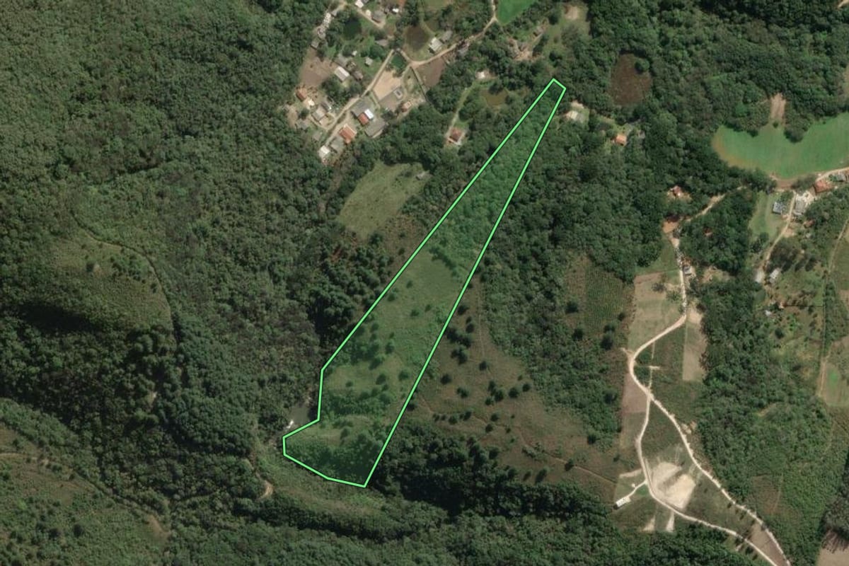 Imagem de satélite do imóvel rural em Colombo (PR), com o contorno declarado no CAR desenhado por cima.