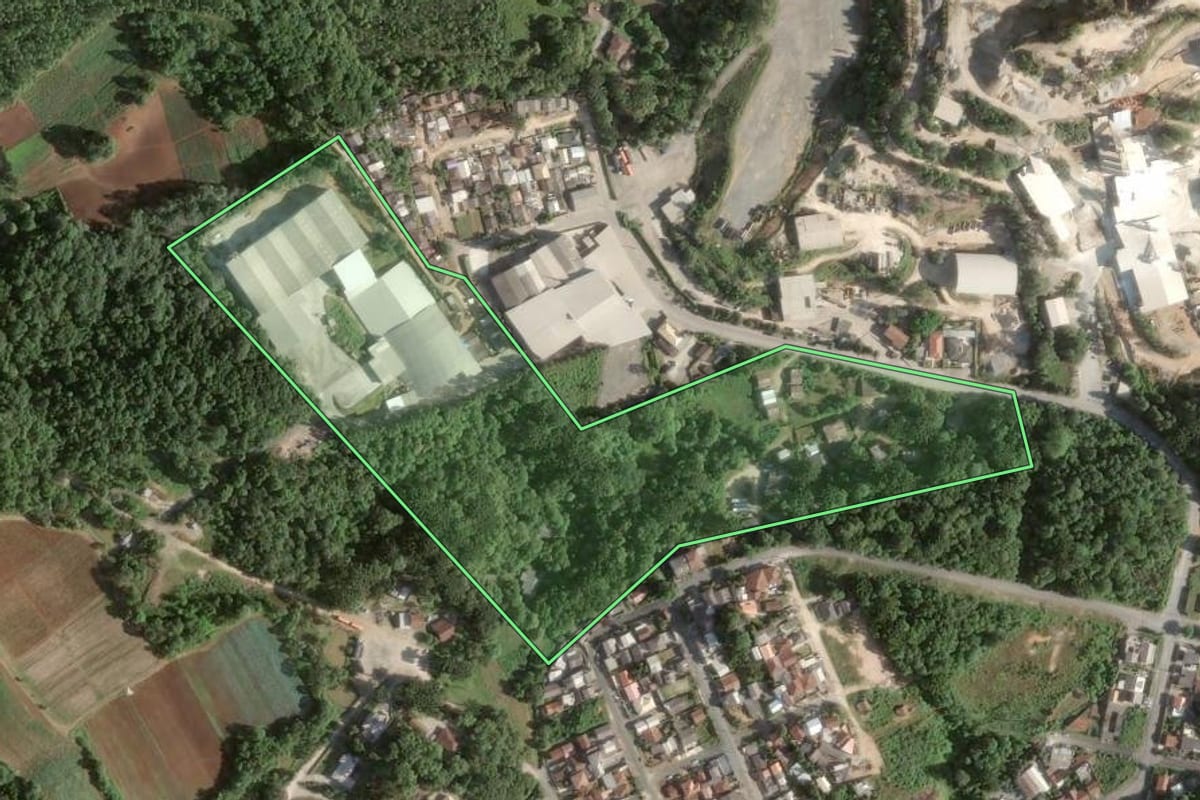 Imagem de satélite do imóvel rural em Colombo (PR), com o contorno declarado no CAR desenhado por cima.