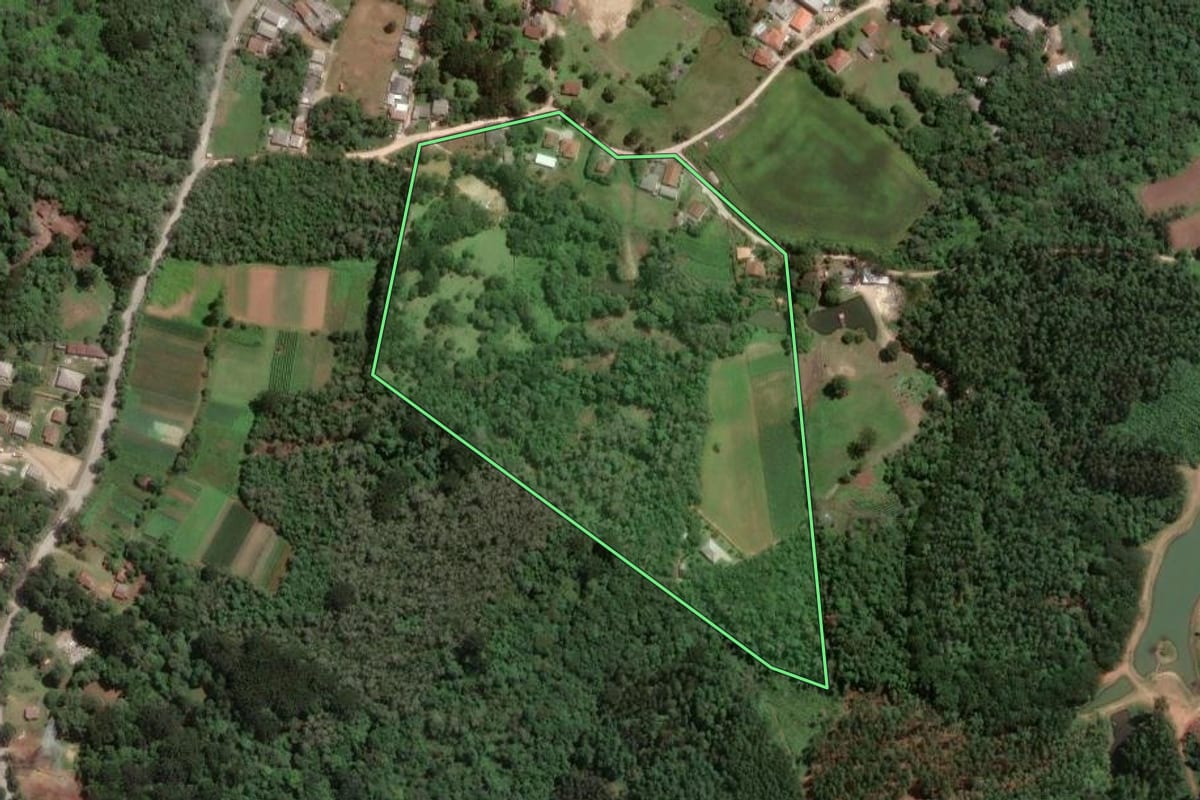Imagem de satélite do imóvel rural em Colombo (PR), com o contorno declarado no CAR desenhado por cima.