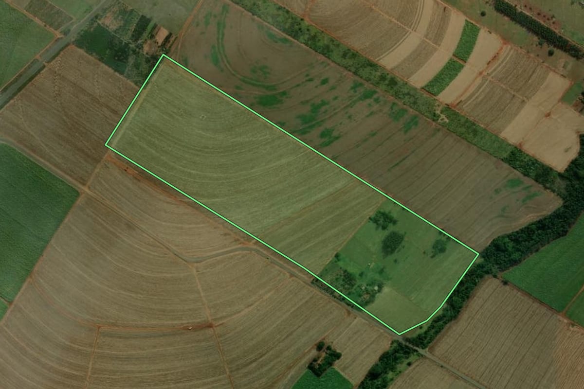 Imagem de satélite do imóvel rural em Colorado (PR), com o contorno declarado no CAR desenhado por cima.