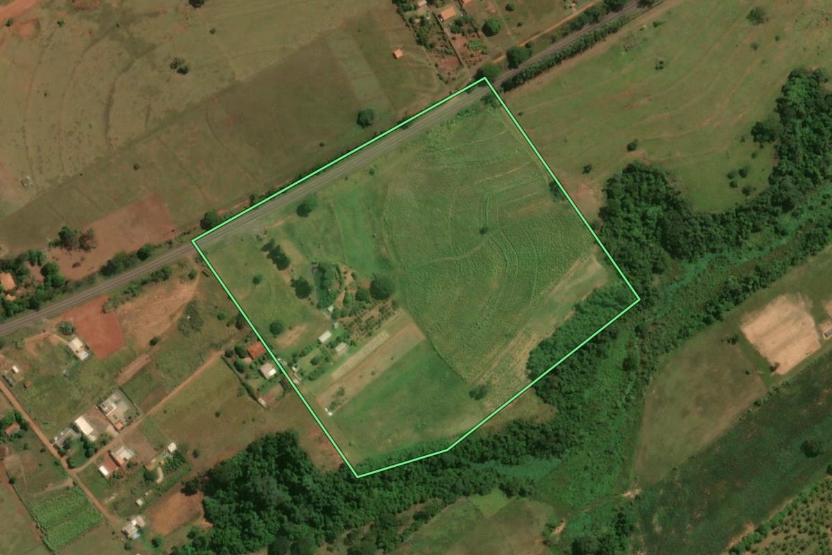 Imagem de satélite do imóvel rural em Colorado (PR), com o contorno declarado no CAR desenhado por cima.