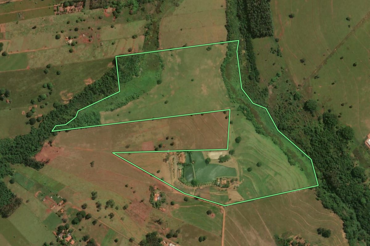 Imagem de satélite do imóvel rural em Colorado (PR), com o contorno declarado no CAR desenhado por cima.