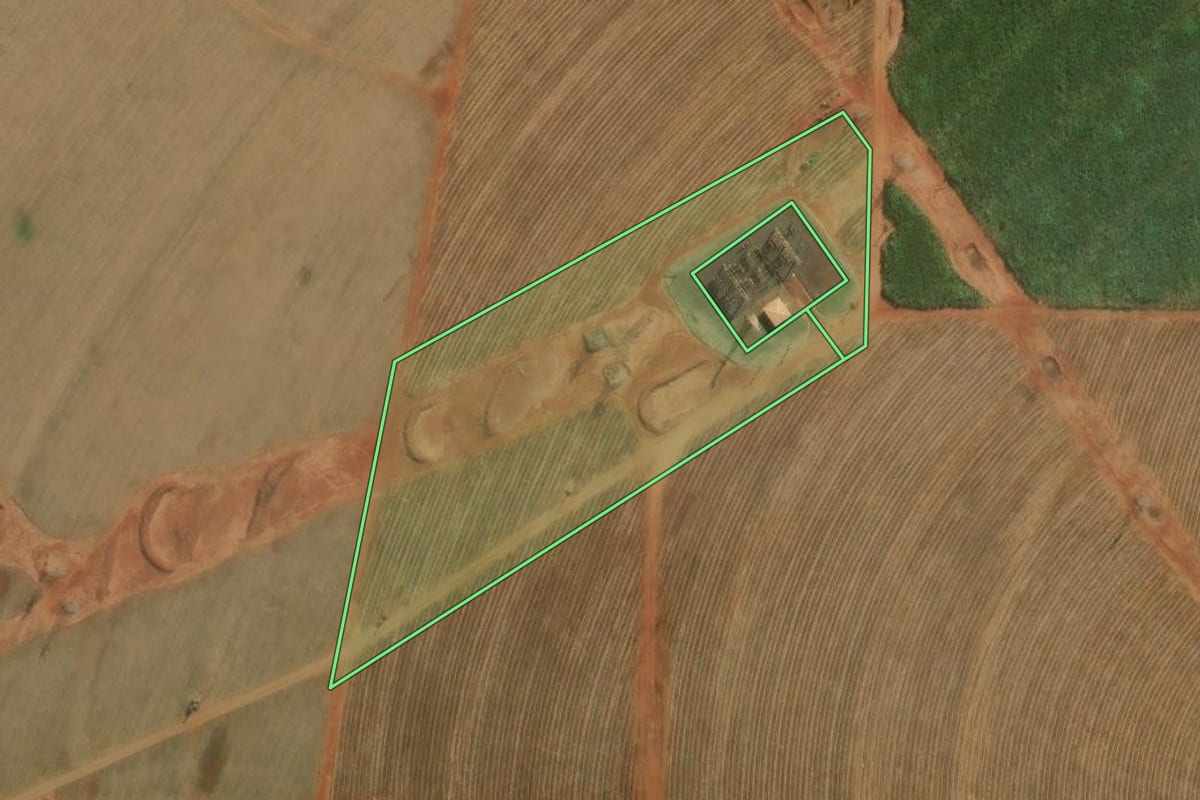 Imagem de satélite do imóvel rural em Colorado (PR), com o contorno declarado no CAR desenhado por cima.