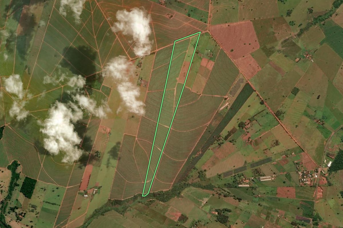 Imagem de satélite do imóvel rural em Colorado (PR), com o contorno declarado no CAR desenhado por cima.