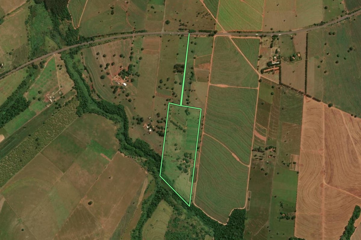 Imagem de satélite do imóvel rural em Colorado (PR), com o contorno declarado no CAR desenhado por cima.