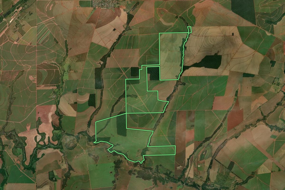 Imagem de satélite do imóvel rural em Colorado (PR), com o contorno declarado no CAR desenhado por cima.