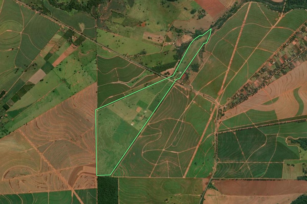Imagem de satélite do imóvel rural em Colorado (PR), com o contorno declarado no CAR desenhado por cima.