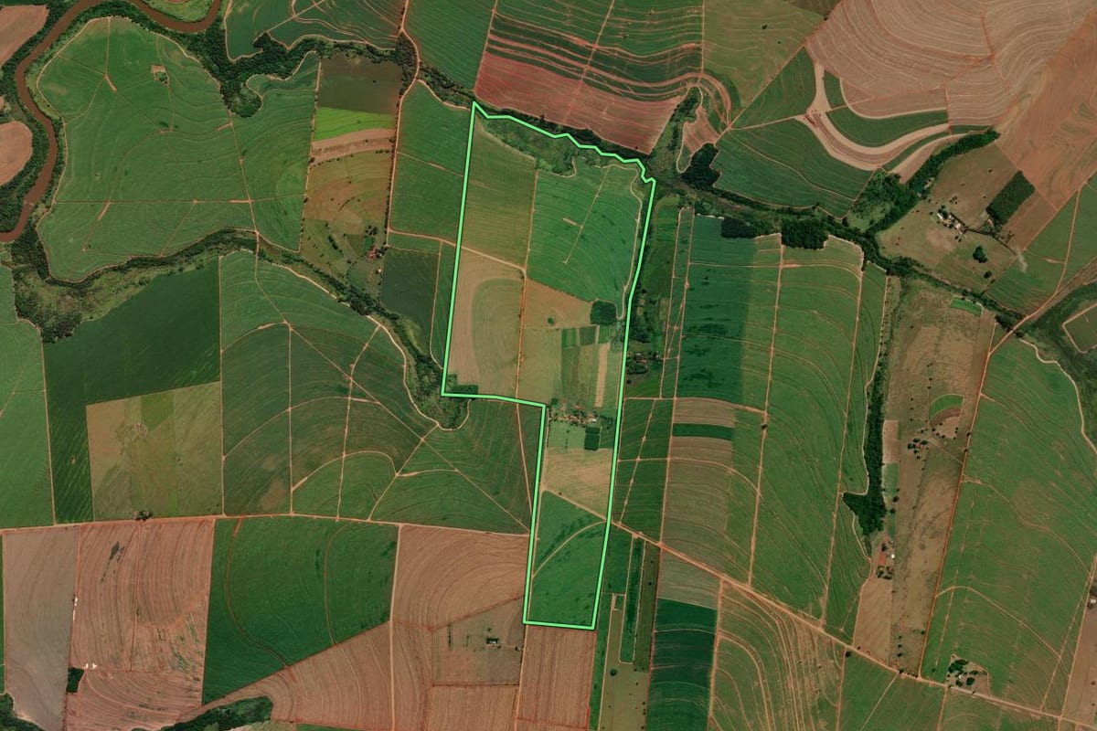 Imagem de satélite do imóvel rural em Colorado (PR), com o contorno declarado no CAR desenhado por cima.