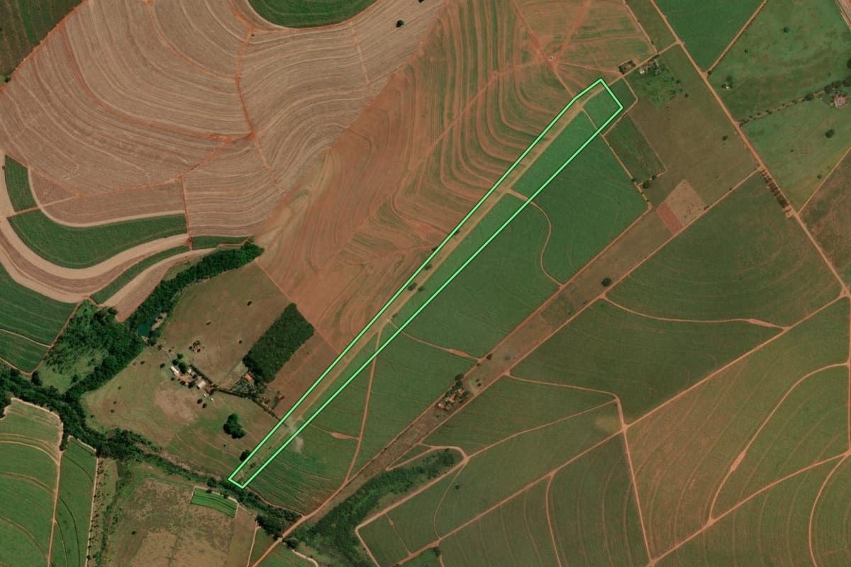 Imagem de satélite do imóvel rural em Colorado (PR), com o contorno declarado no CAR desenhado por cima.