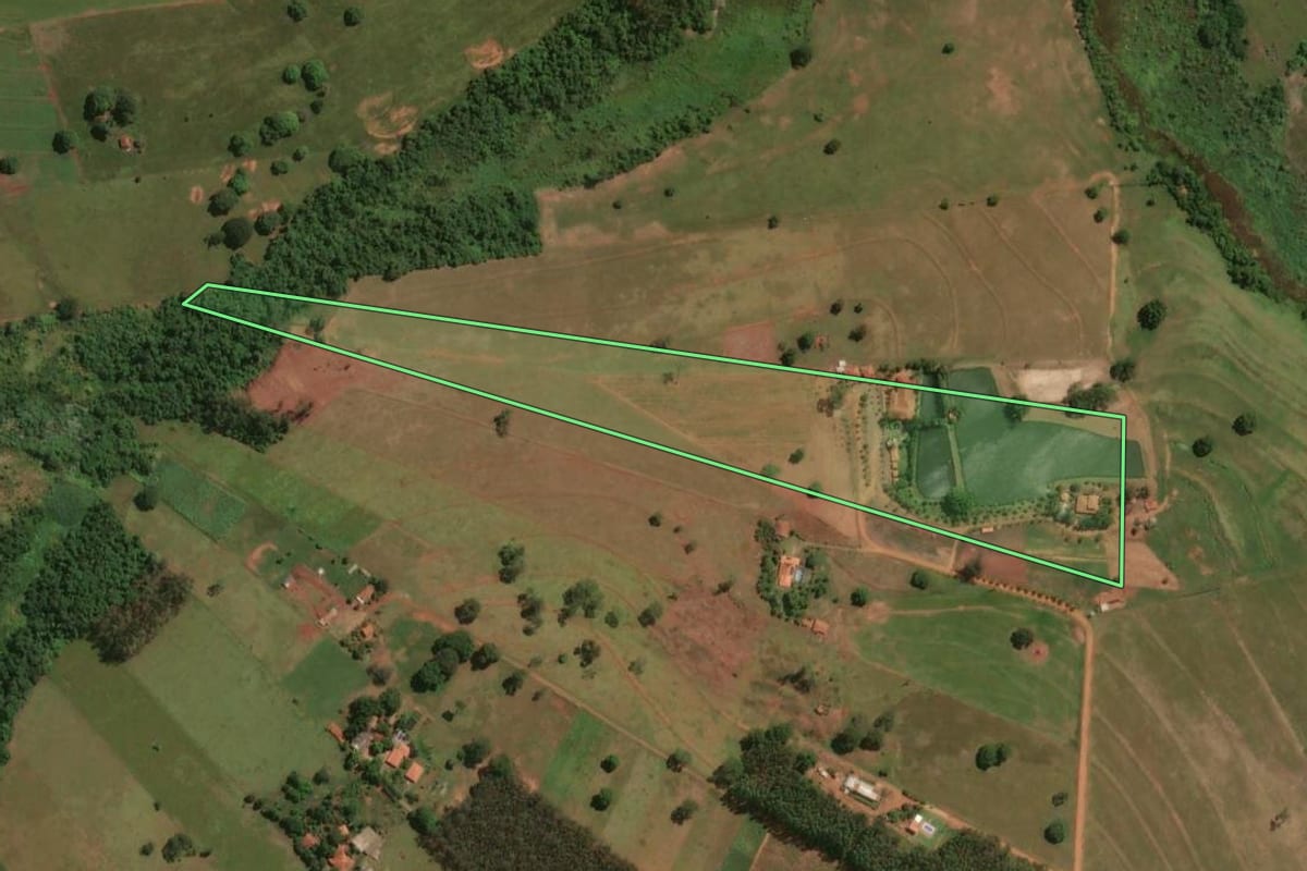 Imagem de satélite do imóvel rural em Colorado (PR), com o contorno declarado no CAR desenhado por cima.