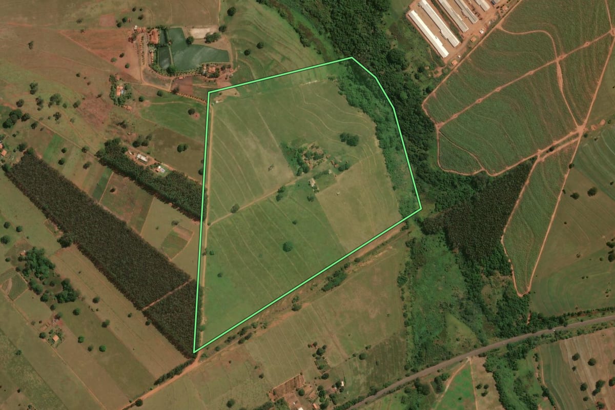 Imagem de satélite do imóvel rural em Colorado (PR), com o contorno declarado no CAR desenhado por cima.