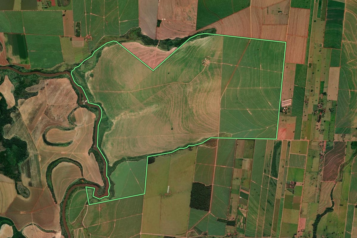 Imagem de satélite do imóvel rural em Colorado (PR), com o contorno declarado no CAR desenhado por cima.