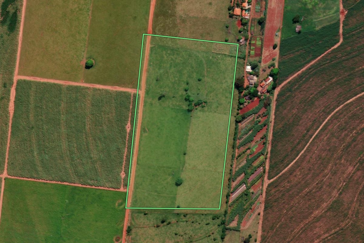 Imagem de satélite do imóvel rural em Colorado (PR), com o contorno declarado no CAR desenhado por cima.
