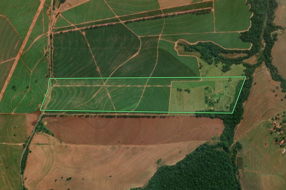 Imagem de satélite do imóvel rural em Colorado (PR), com o contorno declarado no CAR desenhado por cima.
