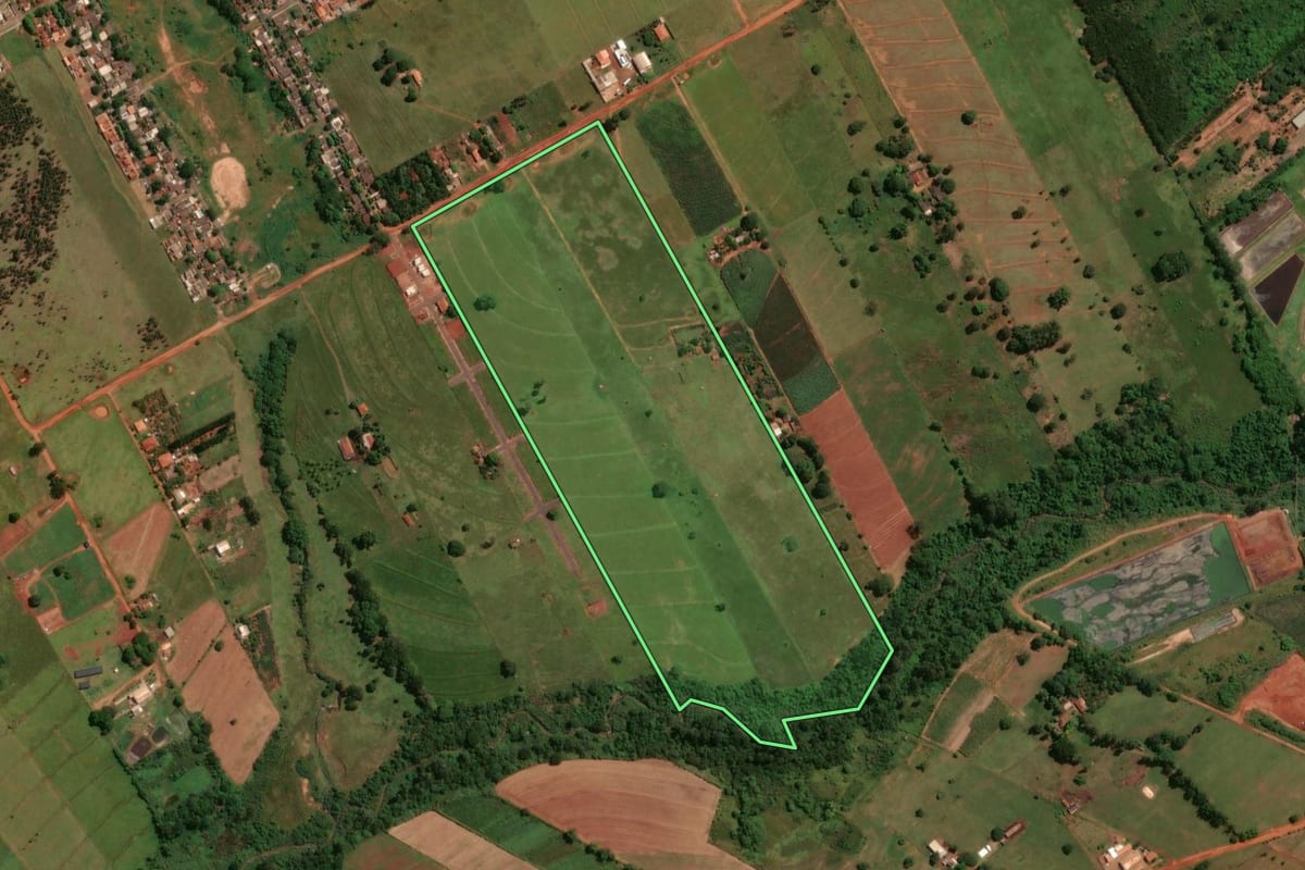Imagem de satélite do imóvel rural em Colorado (PR), com o contorno declarado no CAR desenhado por cima.