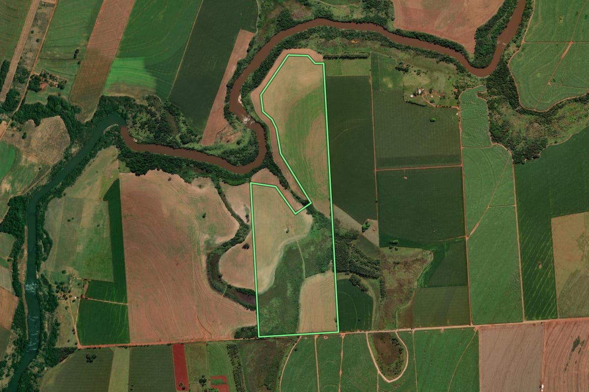Imagem de satélite do imóvel rural em Colorado (PR), com o contorno declarado no CAR desenhado por cima.