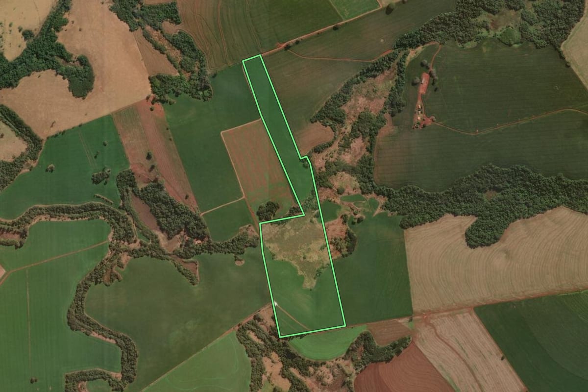 Imagem de satélite do imóvel rural em Congonhinhas (PR), com o contorno declarado no CAR desenhado por cima.