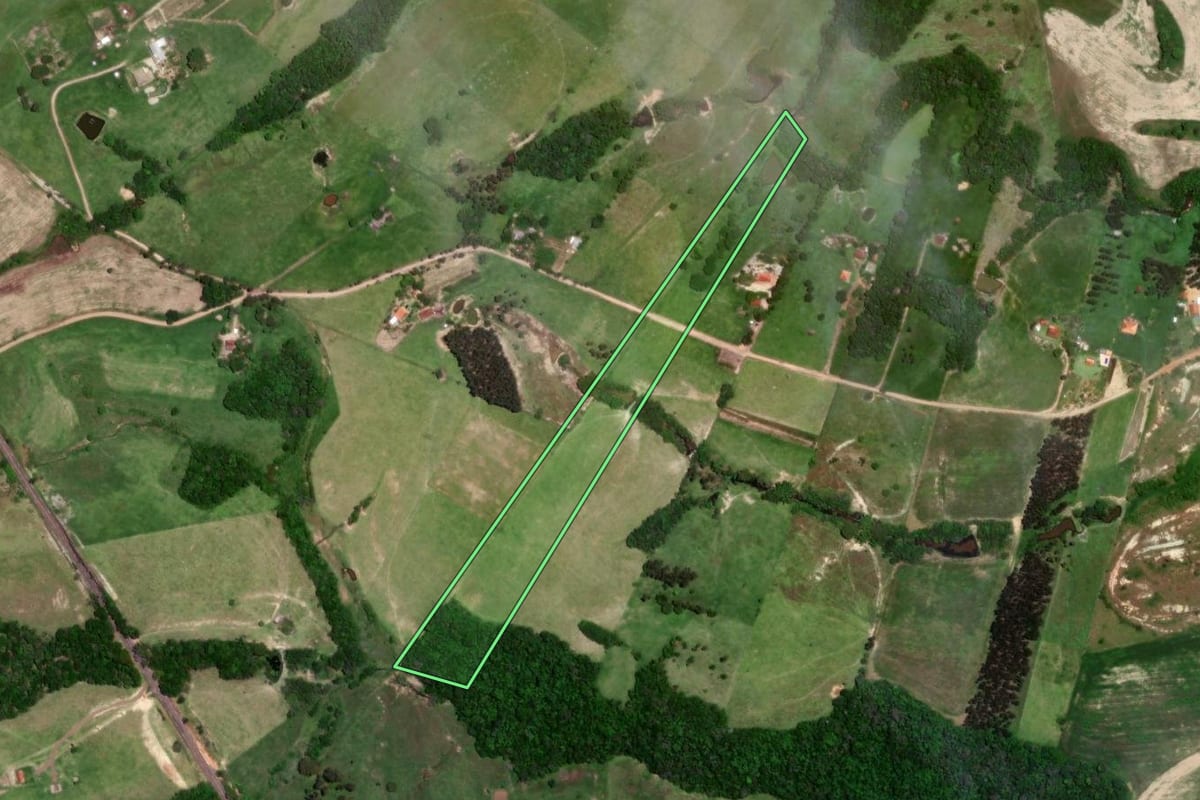 Imagem de satélite do imóvel rural em Congonhinhas (PR), com o contorno declarado no CAR desenhado por cima.