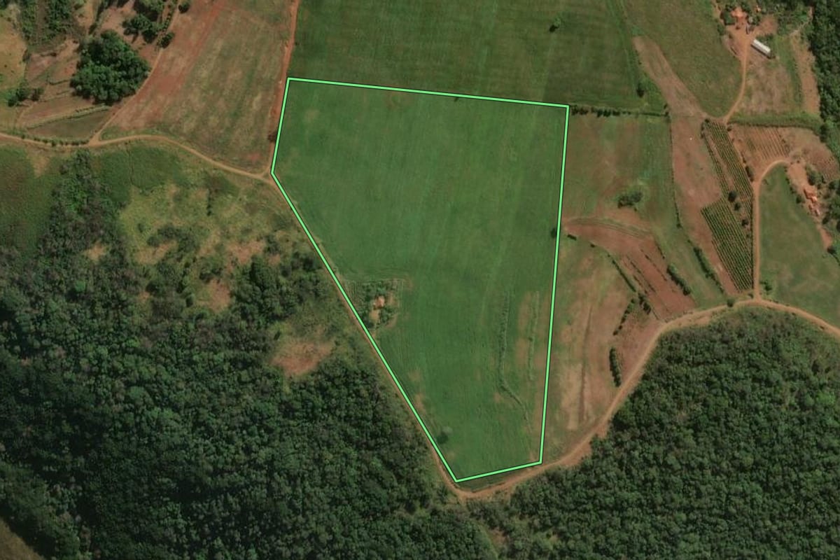 Imagem de satélite do imóvel rural em Congonhinhas (PR), com o contorno declarado no CAR desenhado por cima.