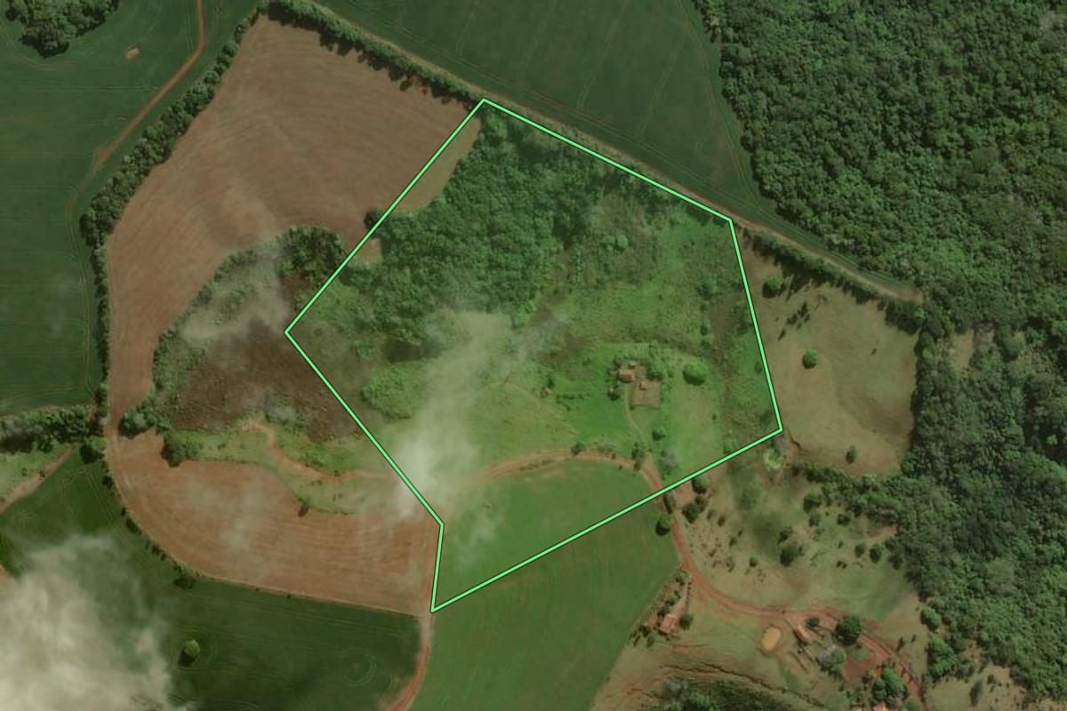 Imagem de satélite do imóvel rural em Congonhinhas (PR), com o contorno declarado no CAR desenhado por cima.
