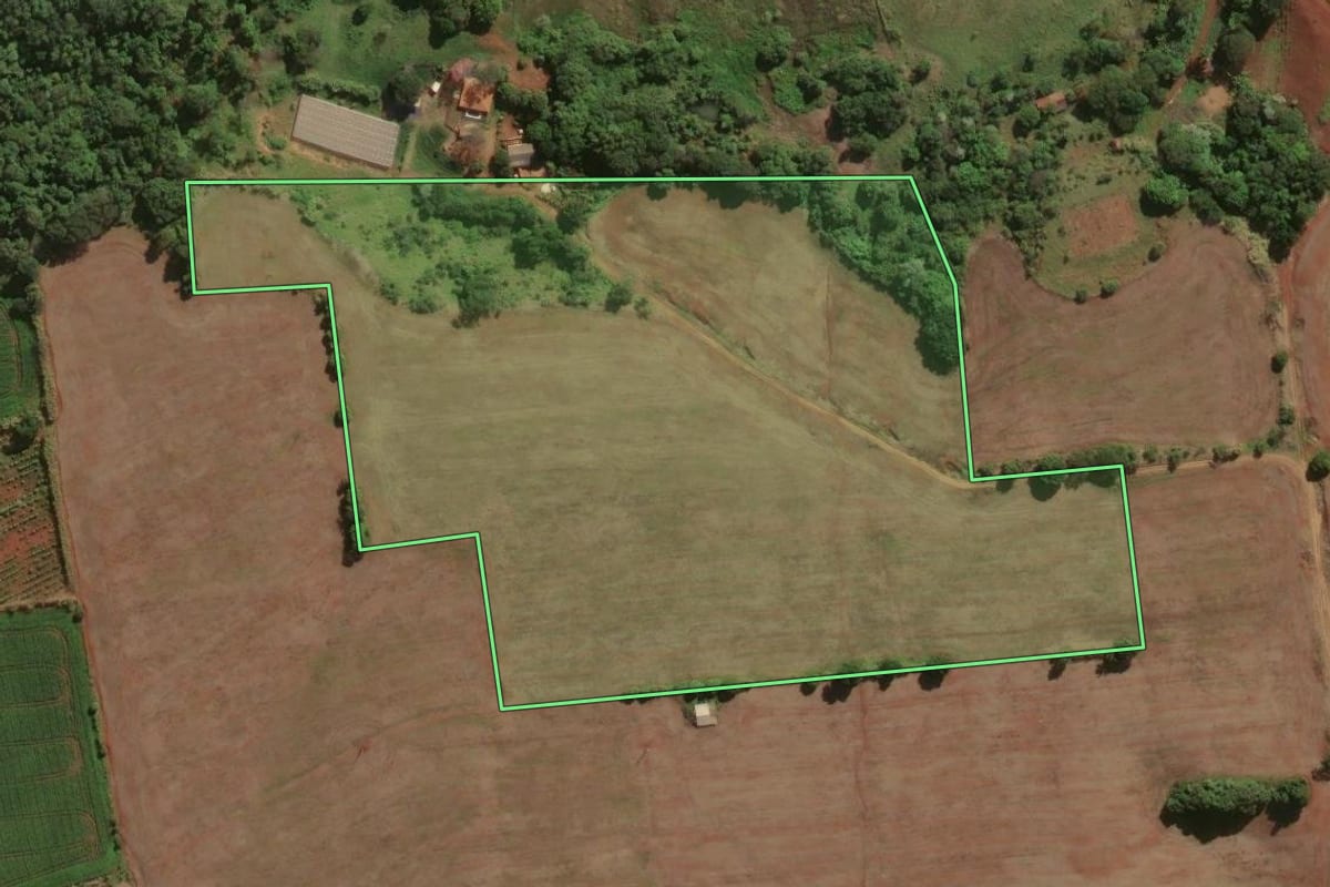 Imagem de satélite do imóvel rural em Congonhinhas (PR), com o contorno declarado no CAR desenhado por cima.