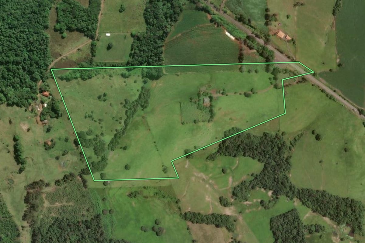 Imagem de satélite do imóvel rural em Congonhinhas (PR), com o contorno declarado no CAR desenhado por cima.