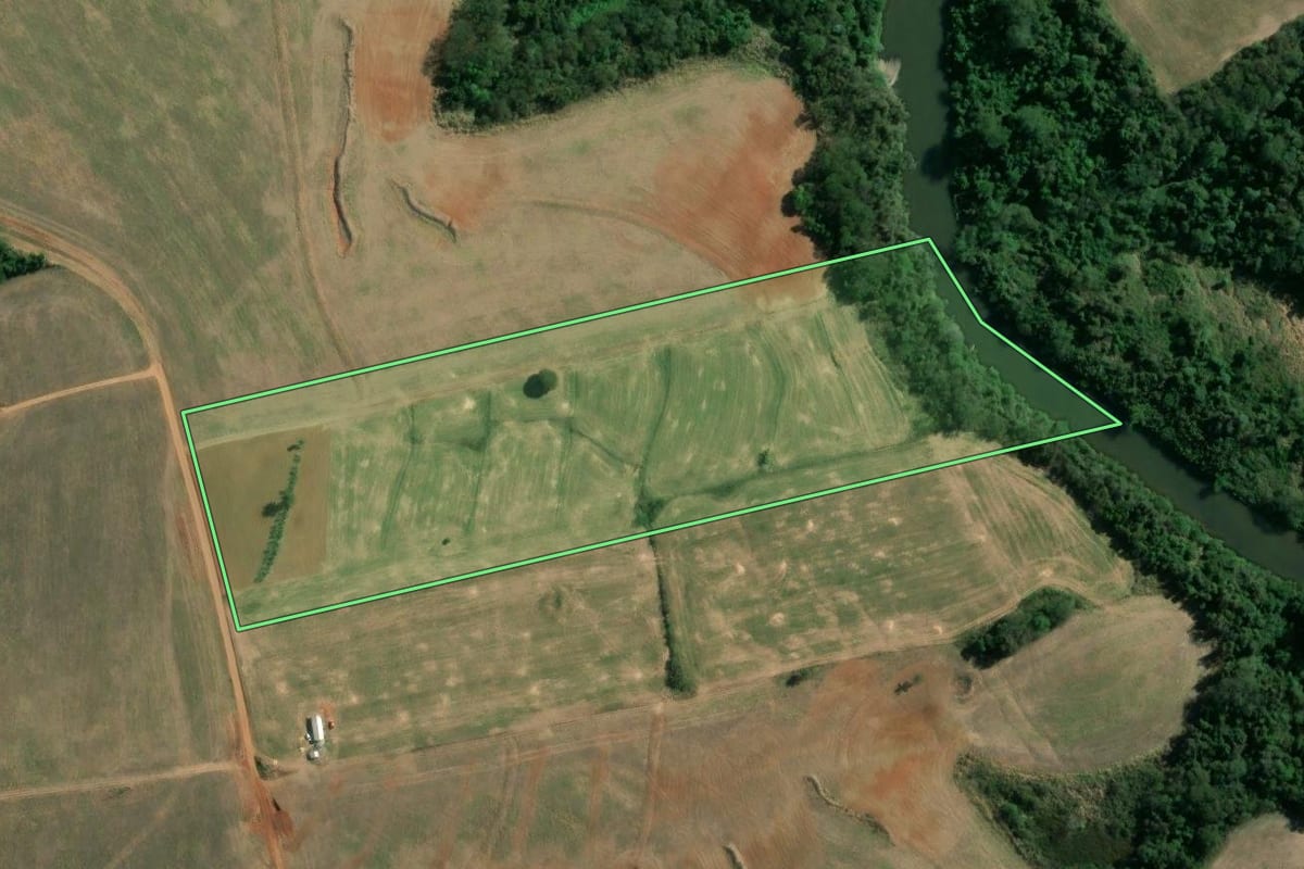 Imagem de satélite do imóvel rural em Congonhinhas (PR), com o contorno declarado no CAR desenhado por cima.