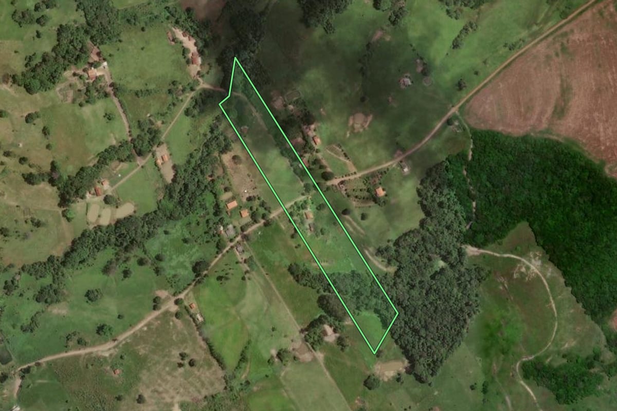 Imagem de satélite do imóvel rural em Congonhinhas (PR), com o contorno declarado no CAR desenhado por cima.