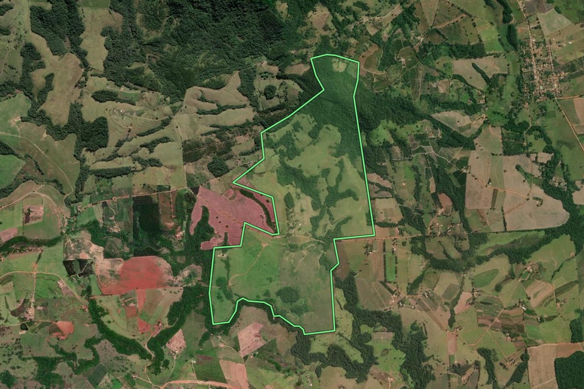 Imagem de satélite do imóvel rural em Congonhinhas (PR), com o contorno declarado no CAR desenhado por cima.