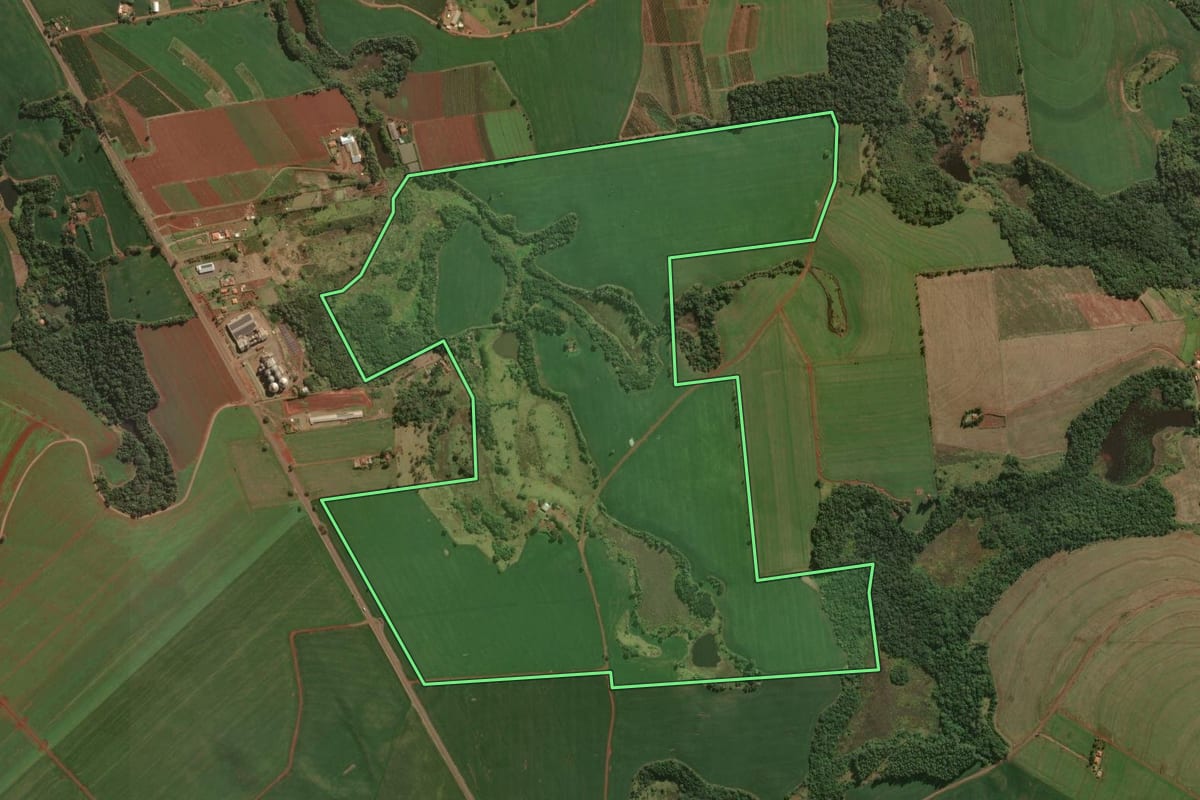 Imagem de satélite do imóvel rural em Congonhinhas (PR), com o contorno declarado no CAR desenhado por cima.