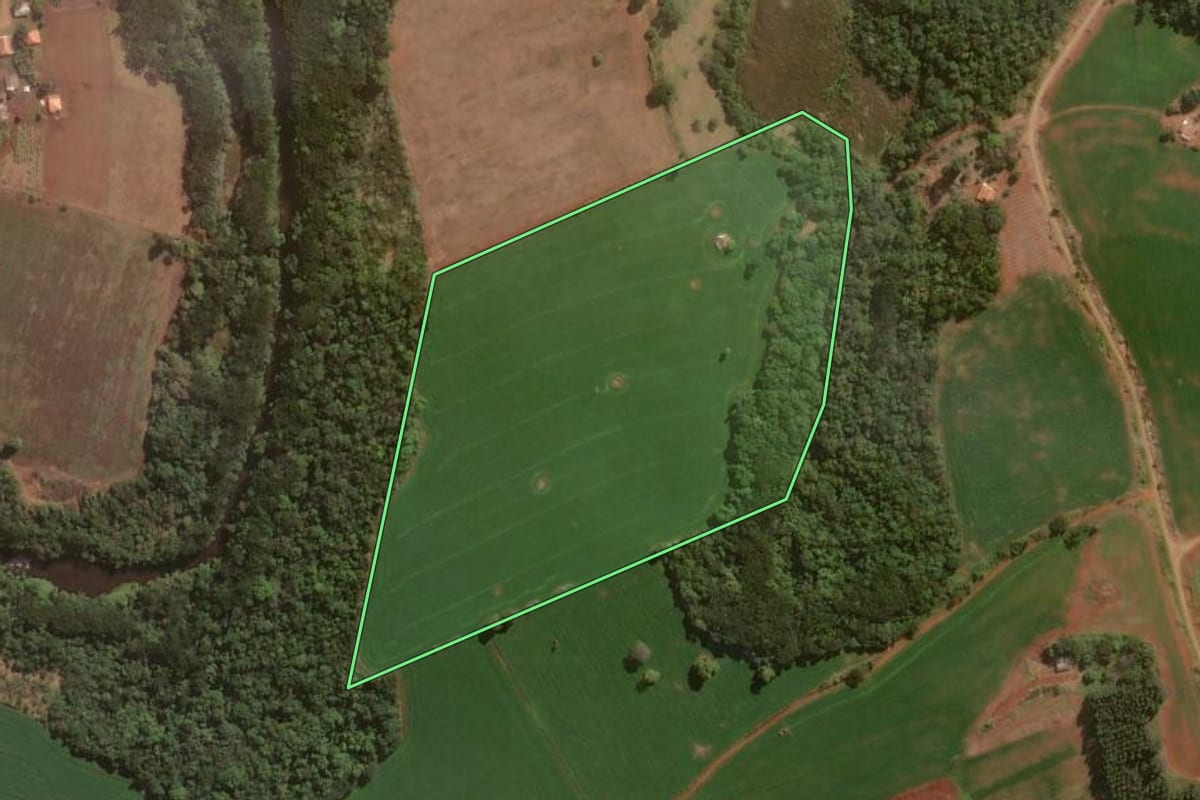 Imagem de satélite do imóvel rural em Congonhinhas (PR), com o contorno declarado no CAR desenhado por cima.