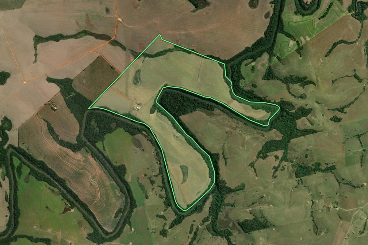 Imagem de satélite do imóvel rural em Congonhinhas (PR), com o contorno declarado no CAR desenhado por cima.