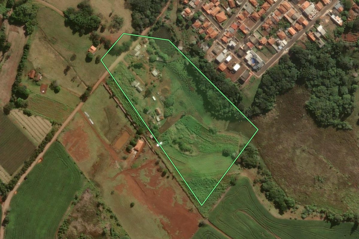 Imagem de satélite do imóvel rural em Congonhinhas (PR), com o contorno declarado no CAR desenhado por cima.
