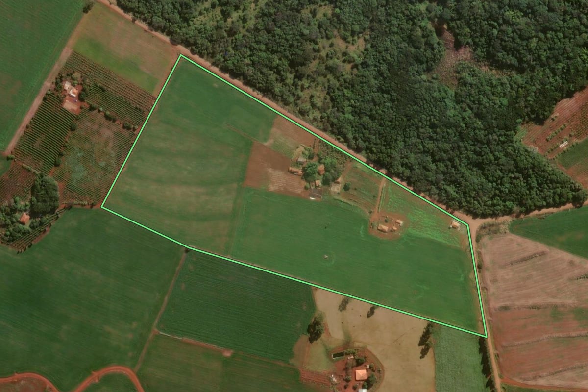 Imagem de satélite do imóvel rural em Congonhinhas (PR), com o contorno declarado no CAR desenhado por cima.
