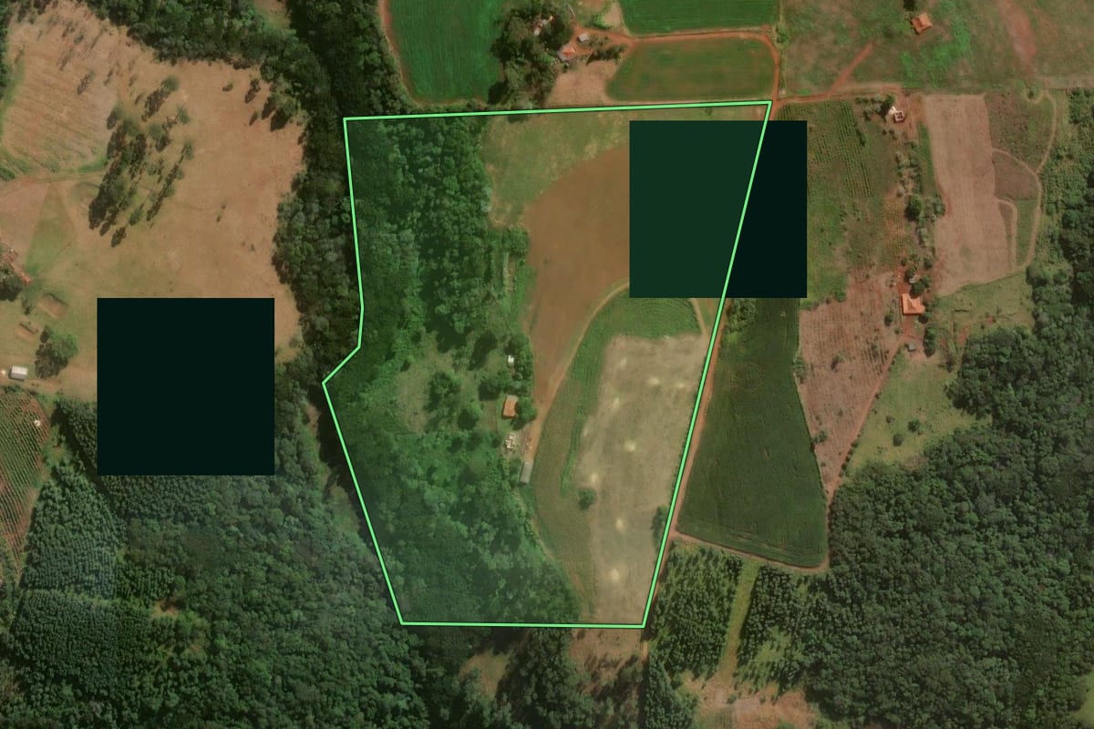Imagem de satélite do imóvel rural em Congonhinhas (PR), com o contorno declarado no CAR desenhado por cima.