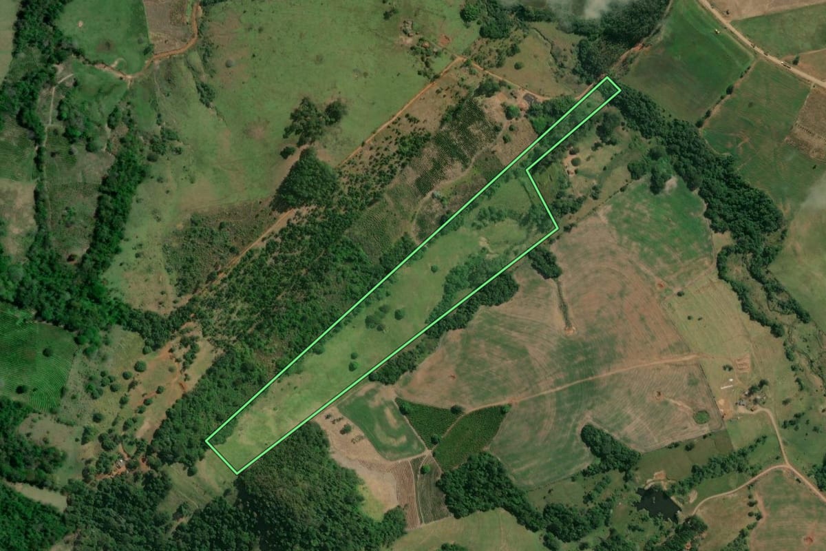 Imagem de satélite do imóvel rural em Congonhinhas (PR), com o contorno declarado no CAR desenhado por cima.