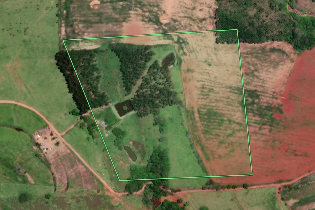 Imagem de satélite do imóvel rural em Congonhinhas (PR), com o contorno declarado no CAR desenhado por cima.