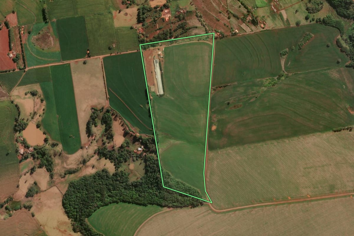 Imagem de satélite do imóvel rural em Congonhinhas (PR), com o contorno declarado no CAR desenhado por cima.
