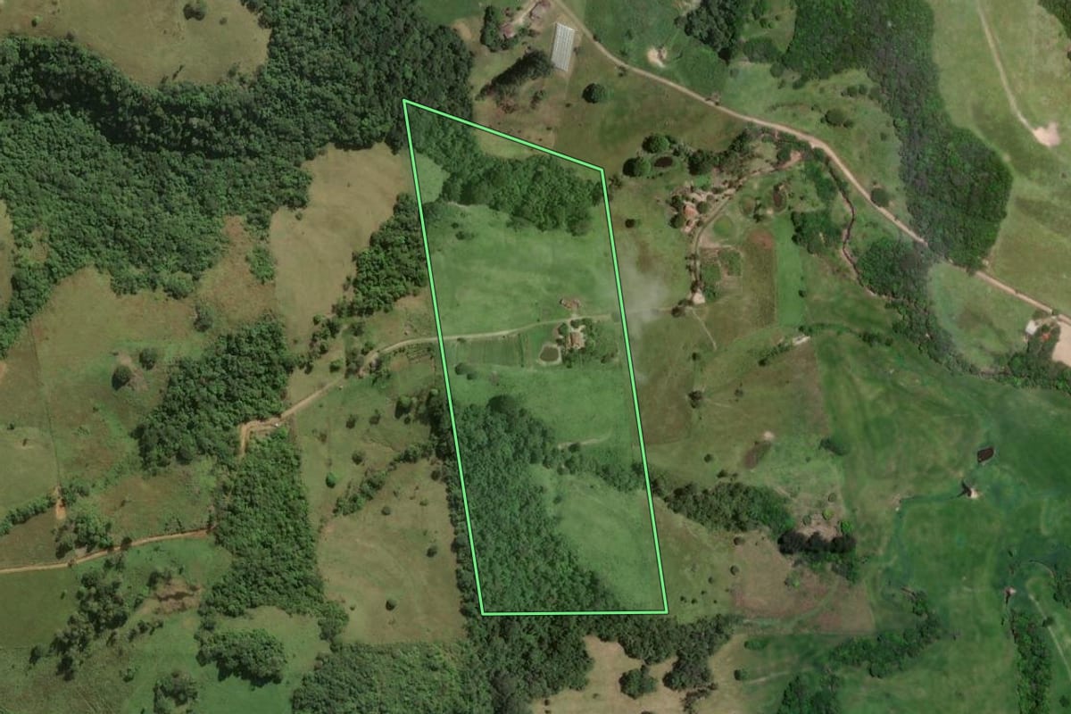 Imagem de satélite do imóvel rural em Congonhinhas (PR), com o contorno declarado no CAR desenhado por cima.
