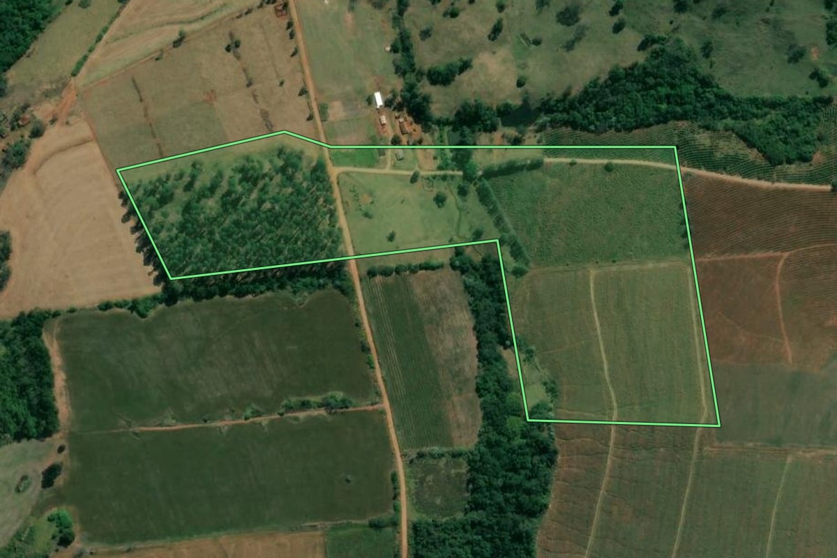 Imagem de satélite do imóvel rural em Congonhinhas (PR), com o contorno declarado no CAR desenhado por cima.
