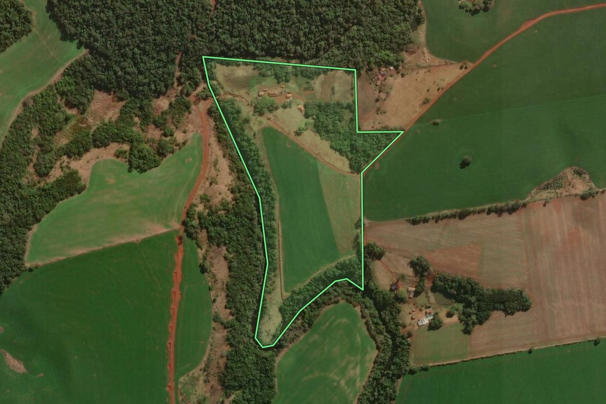 Imagem de satélite do imóvel rural em Congonhinhas (PR), com o contorno declarado no CAR desenhado por cima.